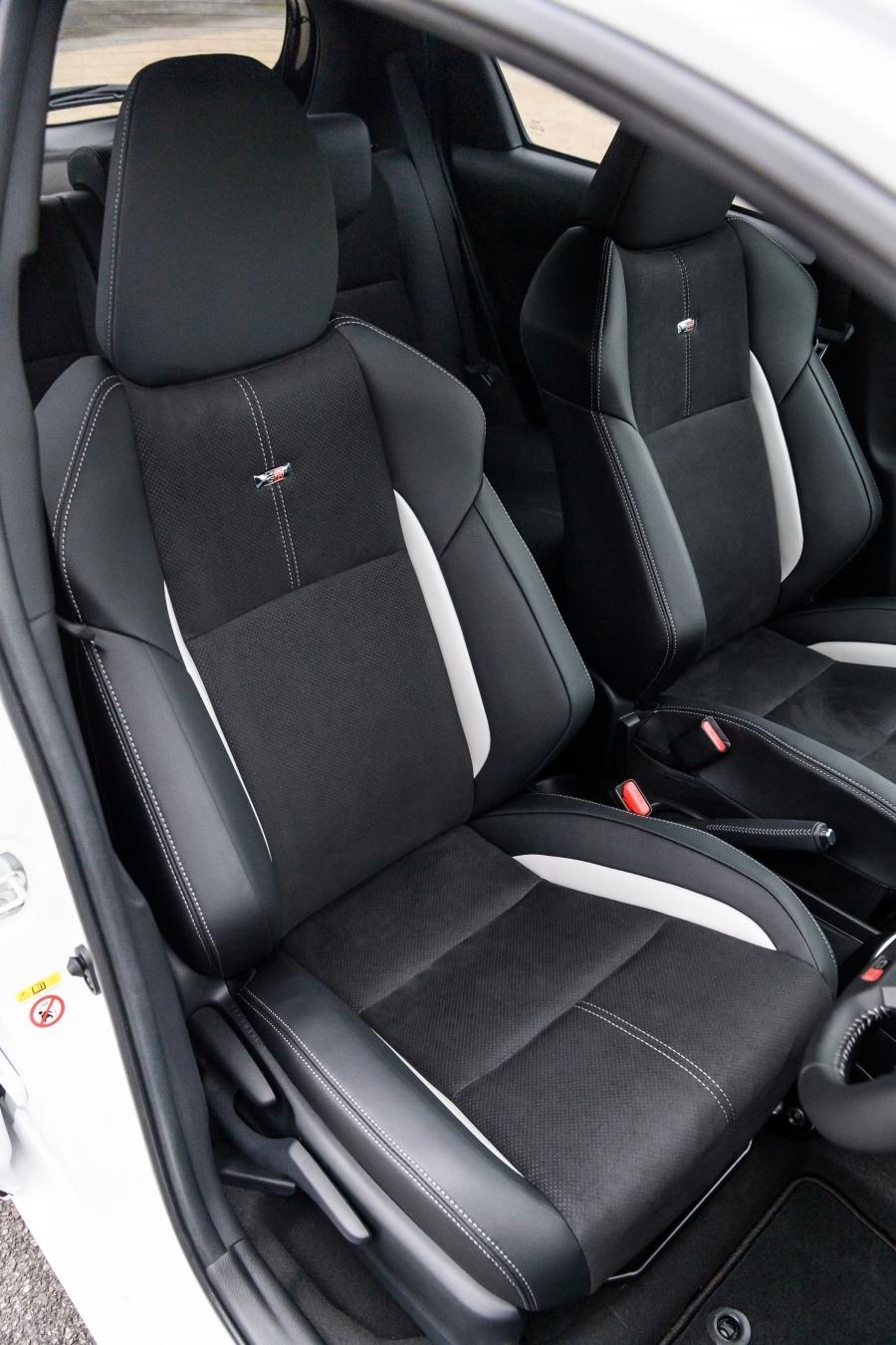 Интерьер Toyota Yaris Hybrid GR Sport 2019 года  (UK) (фото 27 из 40)
